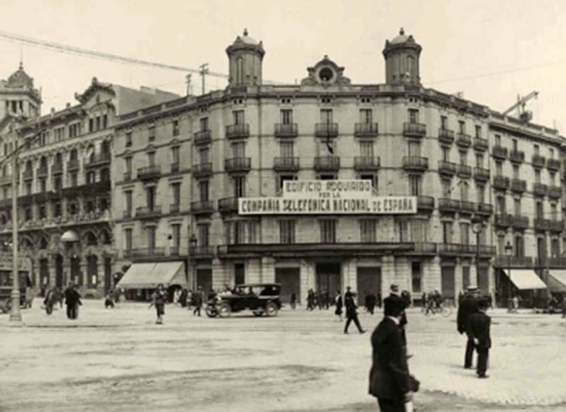 El histórico edificio de Telefónica en Barcelona. 