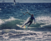 Las escuelas de kitesurf de Tarifa evitan federarse sino compiten.