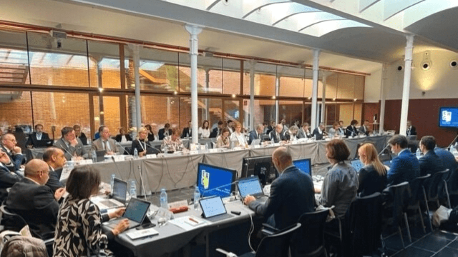 Los miembros del Grupo de Reguladores Europeos de Servicios Postales (ERGP) reunidos en la sala de reuniones de la CNMC de Barcelona