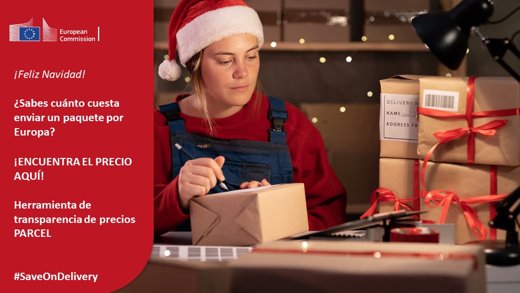 Mujer con gorro de Papa Noel escribiendo la dirección en un paquete.