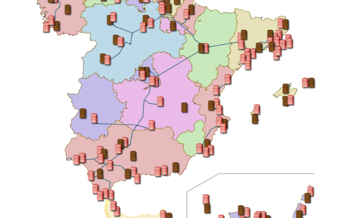 Mapa con las CCAA de España que refleja la instalaciones de almacenamiento, las instalaciones aeroportuarias y los oleoductos de producto