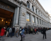 Numerosas personas hace colas ante el Banco de España para comprar deuda