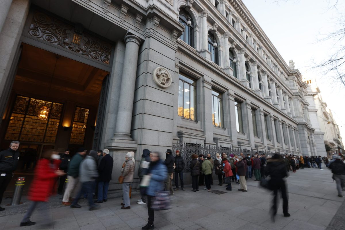 Numerosas personas hace colas ante el Banco de España para comprar deuda