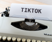 Maquina de escribir con el texto TikTok.