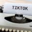 Maquina de escribir con el texto TikTok.