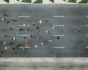 Fotografía de gente corriendo una maratón en la calle