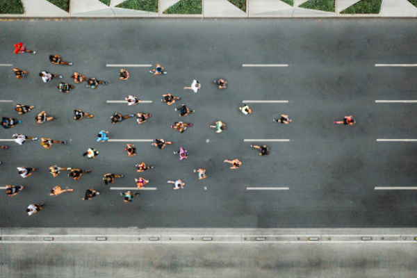Fotografía de gente corriendo una maratón en la calle