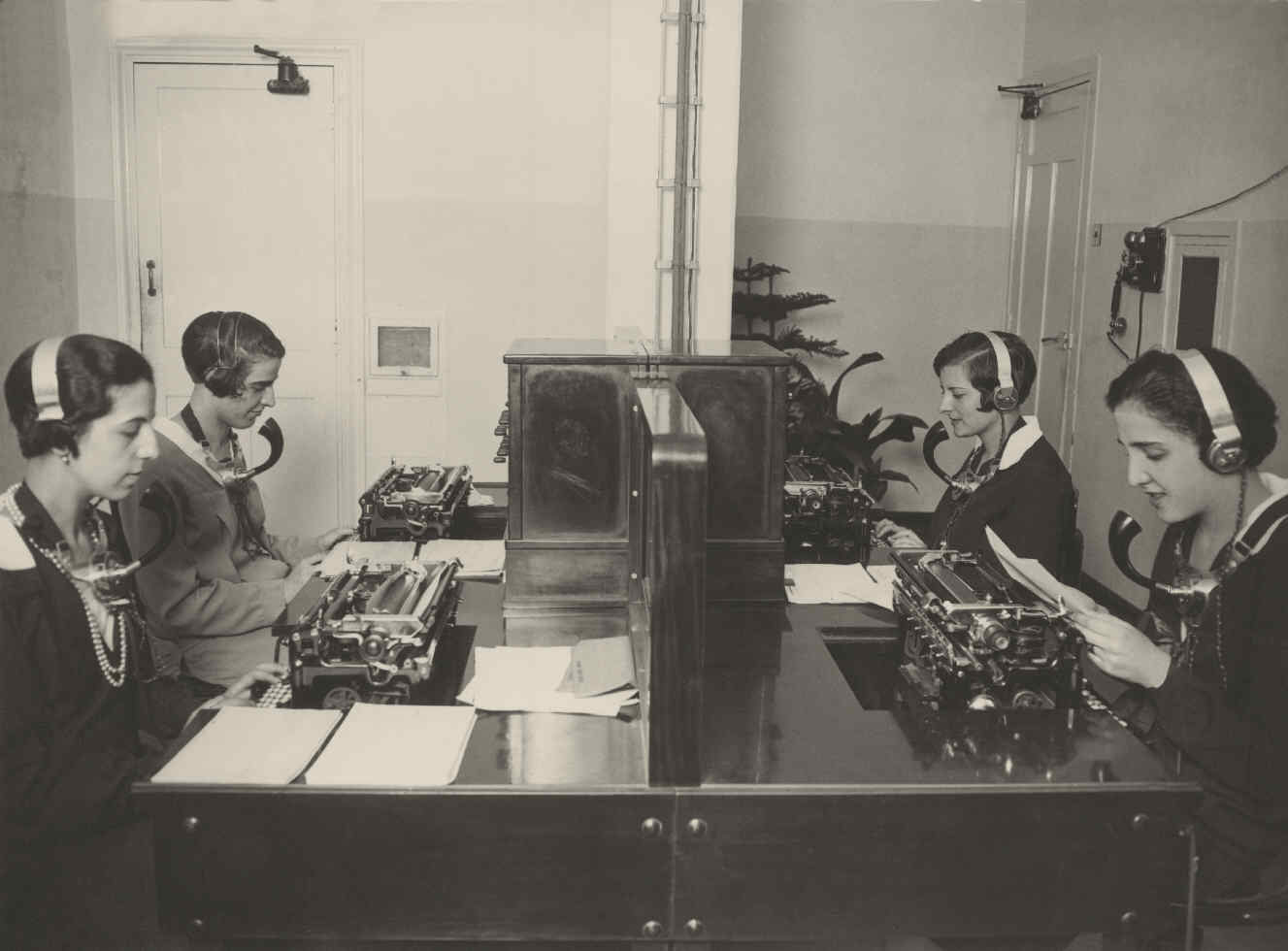 Telefonistas en la central de San Sebastián.