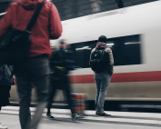 Viajeros esperando el tren