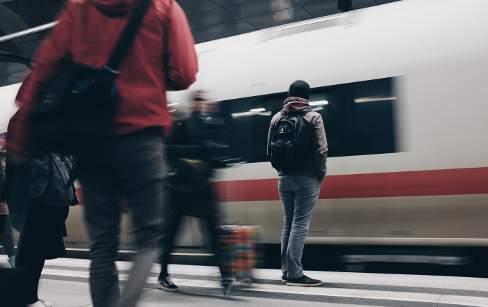 Viajeros esperando el tren