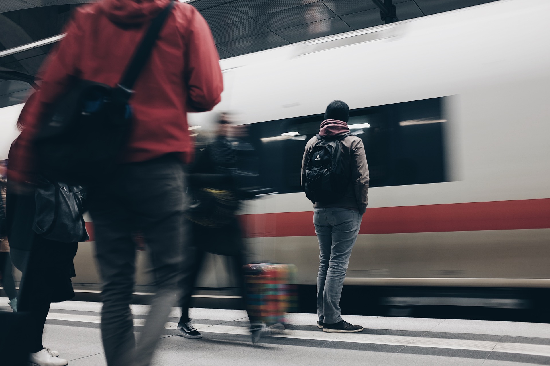 Viajeros esperando el tren