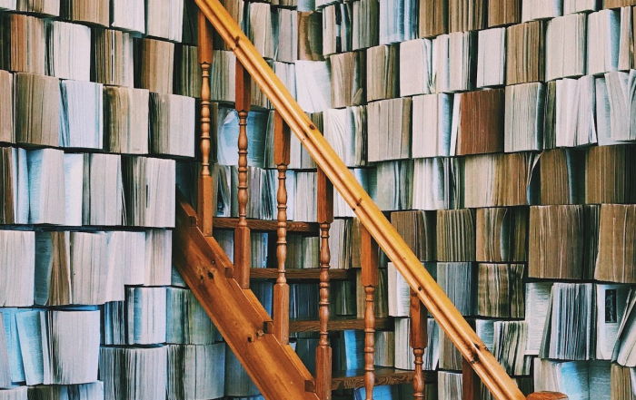 Archivos en biblioteca y escalera