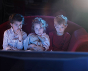 tres niños mirando pantalla