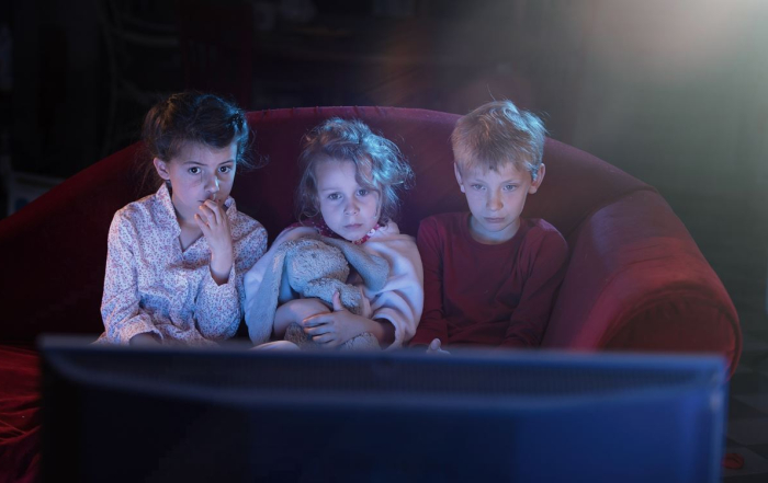 tres niños mirando pantalla