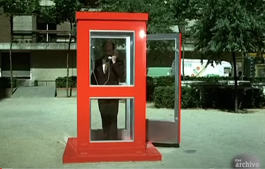 cabina telefónica con persona en el interior