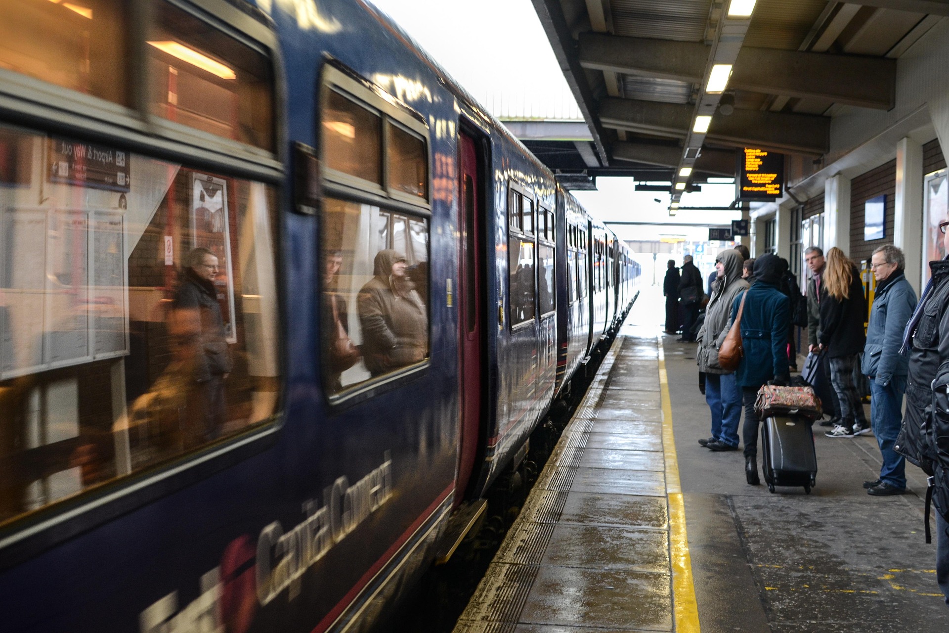 Viajeros esperando en una estación de tren