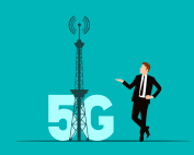 Hombre señalando una torre eléctrica de cobertura 5G.