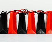 Seis bolsas de la compra rojas y negras.