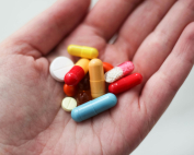 Una mano sujeta varias pastillas