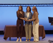 Cani Fernández, presidenta de la CNMC, y Julia García-Royo, vocal asesora del Departamento de Promoción de la Competencia recogiendo el premio.