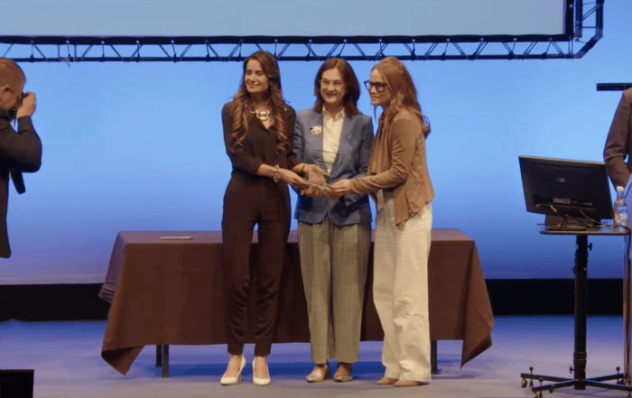 Cani Fernández, presidenta de la CNMC, y Julia García-Royo, vocal asesora del Departamento de Promoción de la Competencia recogiendo el premio.