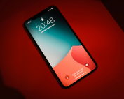 Teléfono móvil sobre un fondo rojo