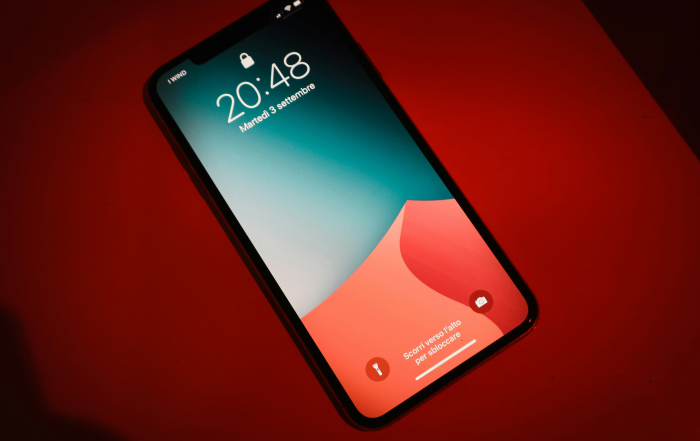 Teléfono móvil sobre un fondo rojo