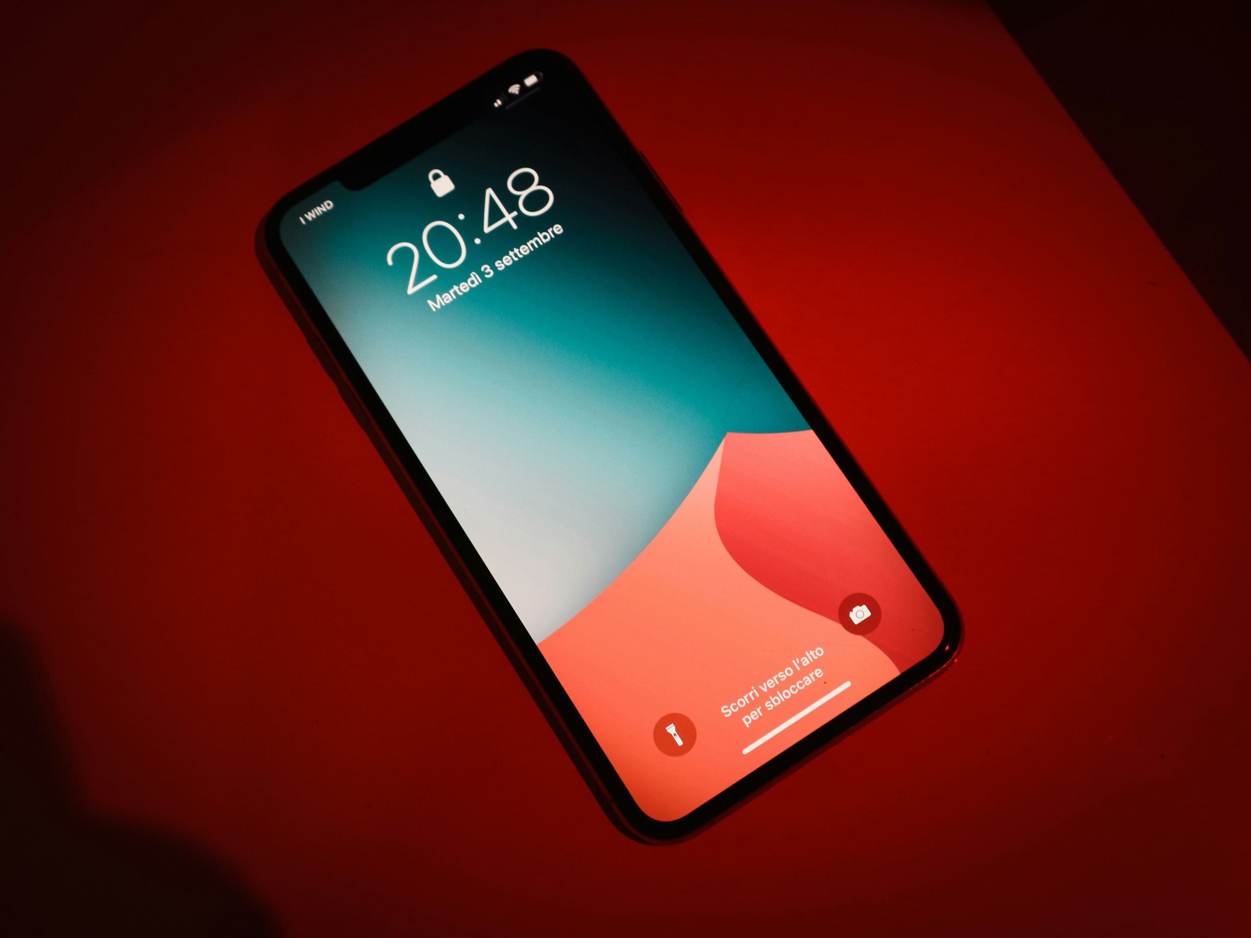 Teléfono móvil Teléfono móvil sobre un fondo rojo