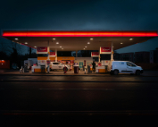 Estación de servicio con varios clientes.