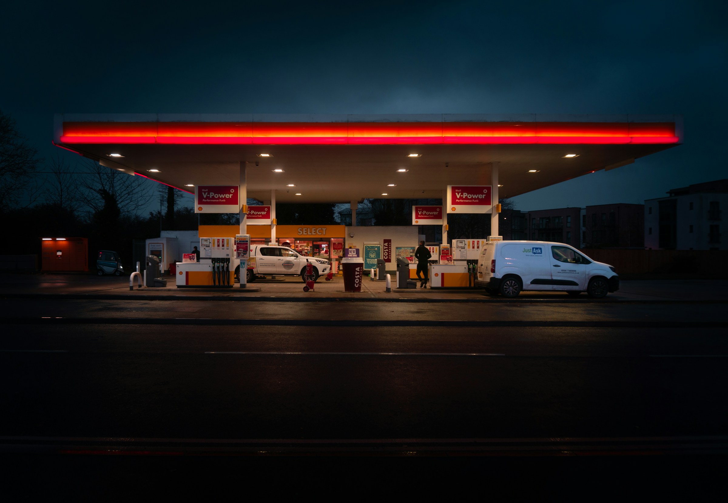 Gasolinera Estación de servicio con varios clientes.