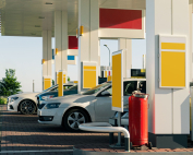 Clientes repostando en una gasolinera.