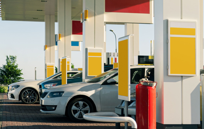 Clientes repostando en una gasolinera.