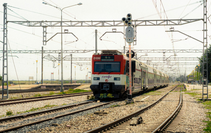 Tren de cercanías de Renfe sobre unas vías.