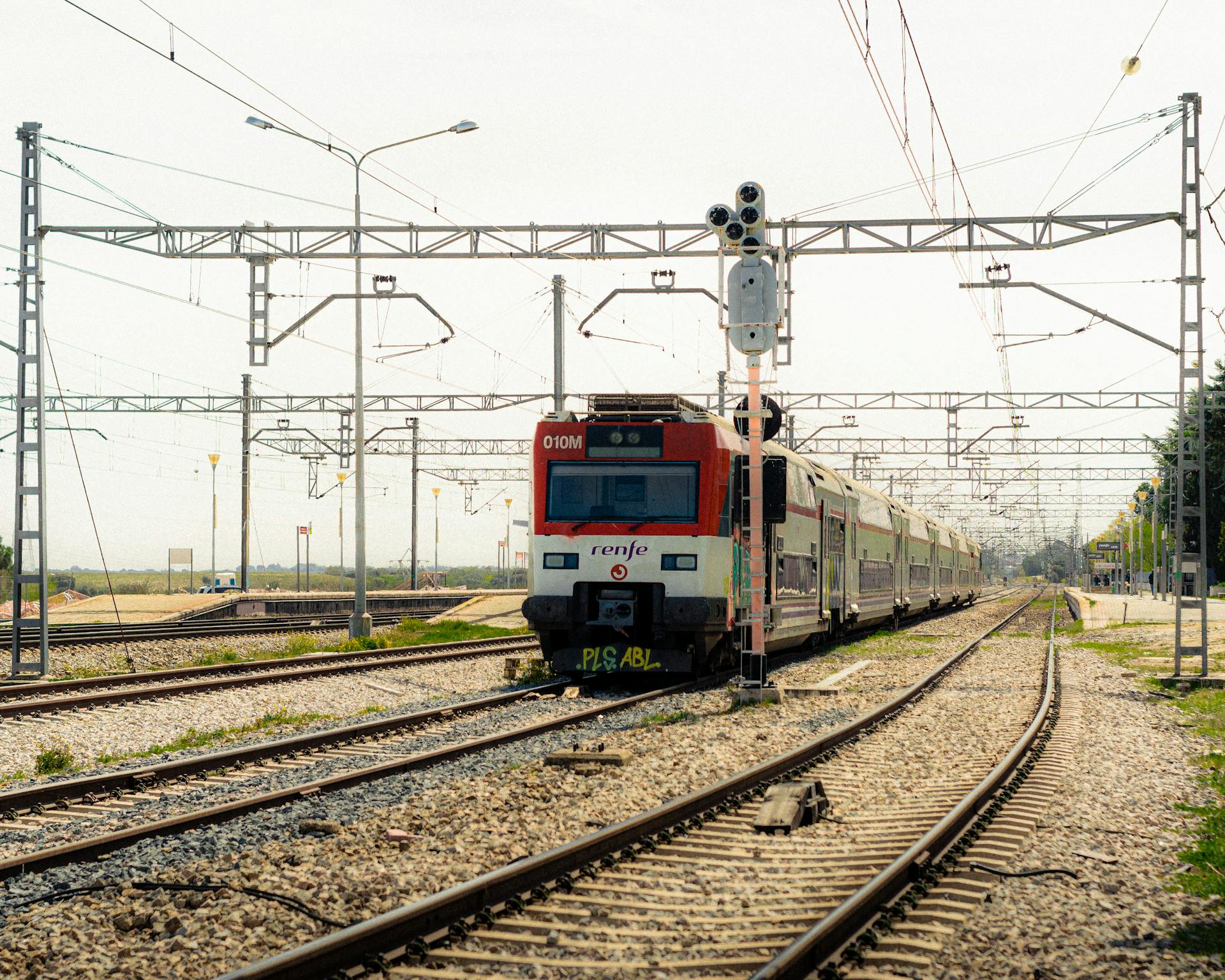 Tren de cercanías Tren de cercanías de Renfe sobre unas vías.