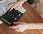 Mujer realizando operaciones con una calculadora.