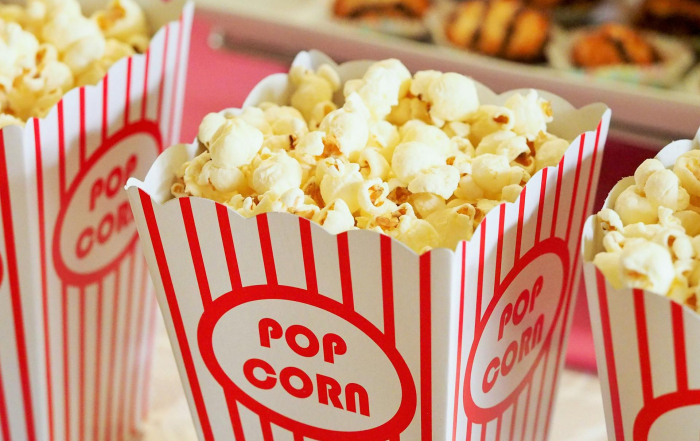 Cubo de palomitas de maíz.