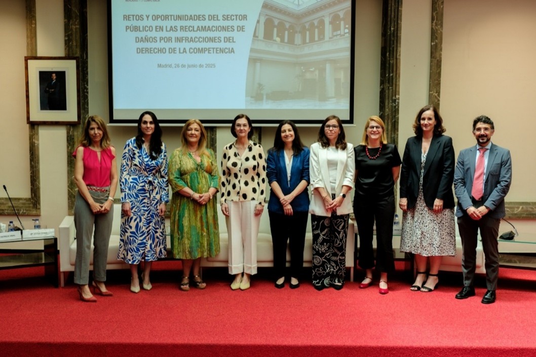Jornada retos y oportunidades sector público reclamación de daños Patricia Vidal, María Vidales, Lidia Sánchez, Cani Fernández, Elena Zoido, Irene Sánchez, Julia Suderow, Susanna Grau y Carlos Cereijo en la jornada sobre los Retos y oportunidades del sector público en la reclamación de daños.
