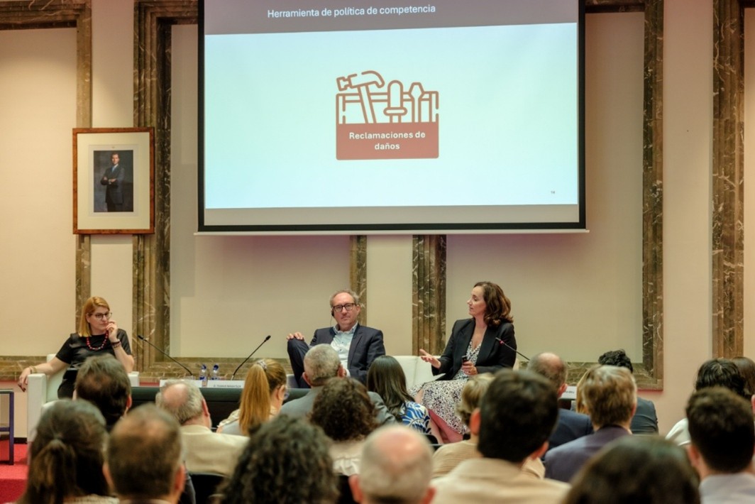 Ponentes y moderador jornada Retos y Oportunidades sector público reclamación de daños. Dos ponentes y un moderador durante la jornada sobre los Retos y Oportunidades del sector público en la reclamación de daños.