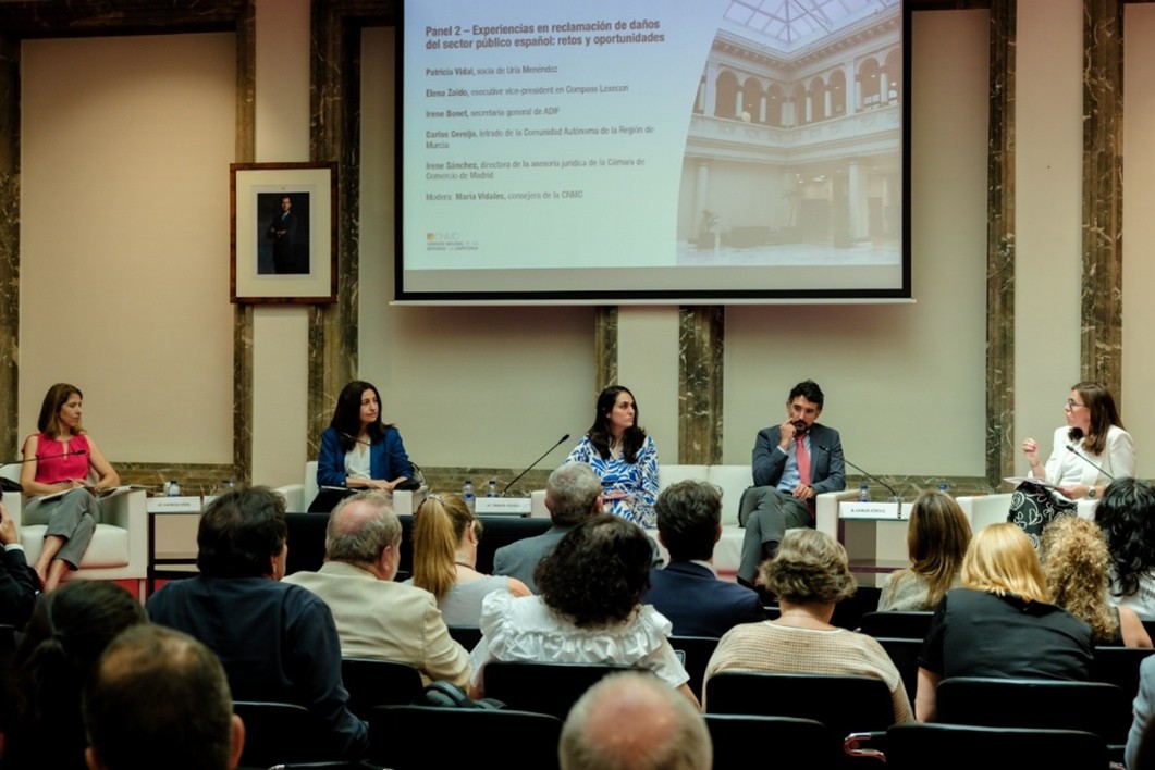 María Vidales y ponentes en la jornada Retos y Oportunidades sector público en la reclamación de daños