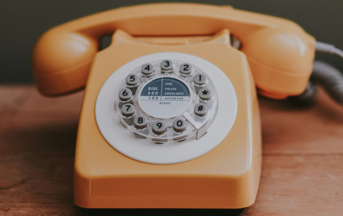 Teléfono fijo naranja antiguo