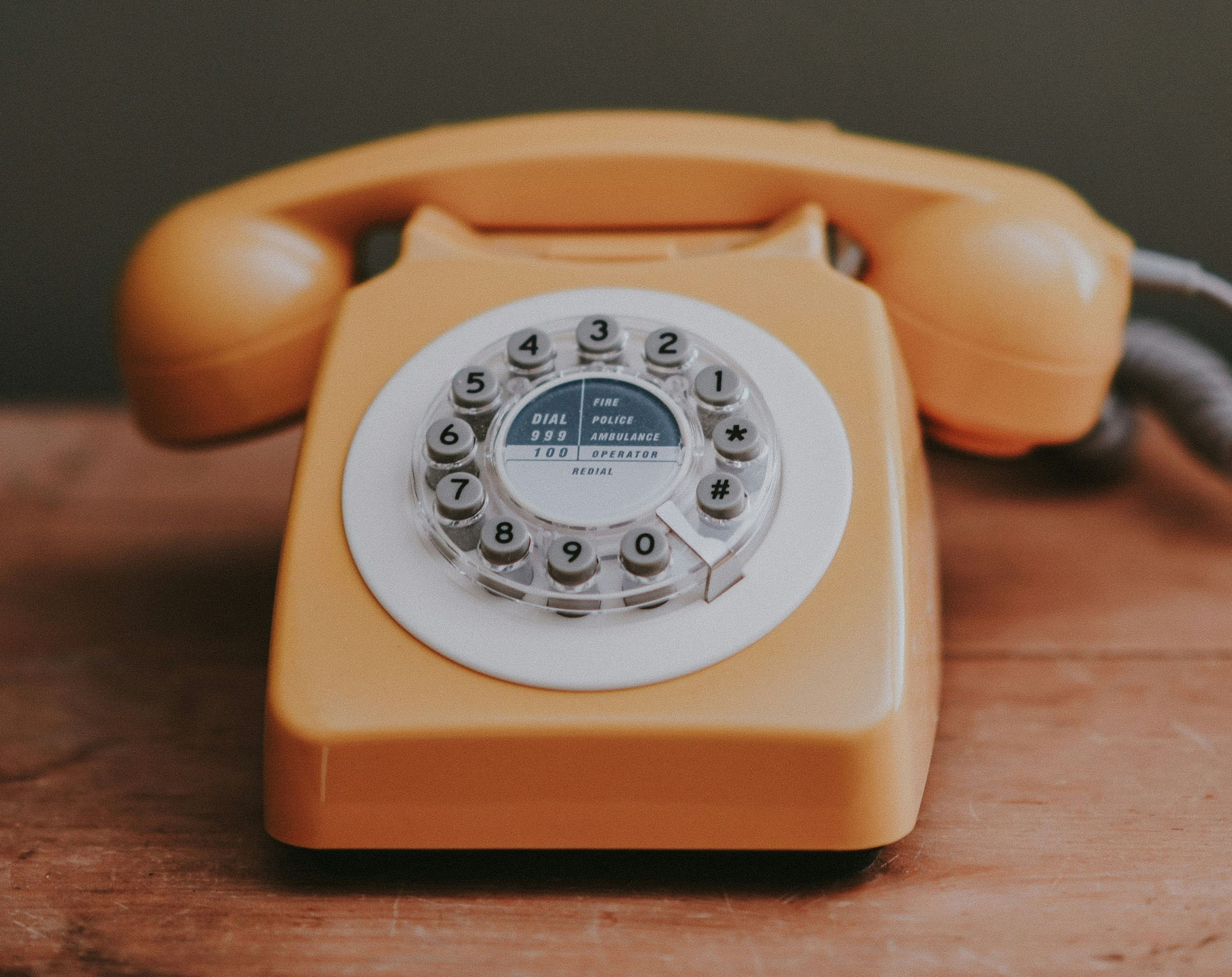 Teléfono fijo naranja antiguo