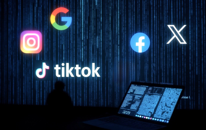 Logotipos de redes sociales con fondo futurista