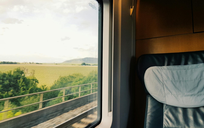Paisaje visto a través de la ventana de un tren.