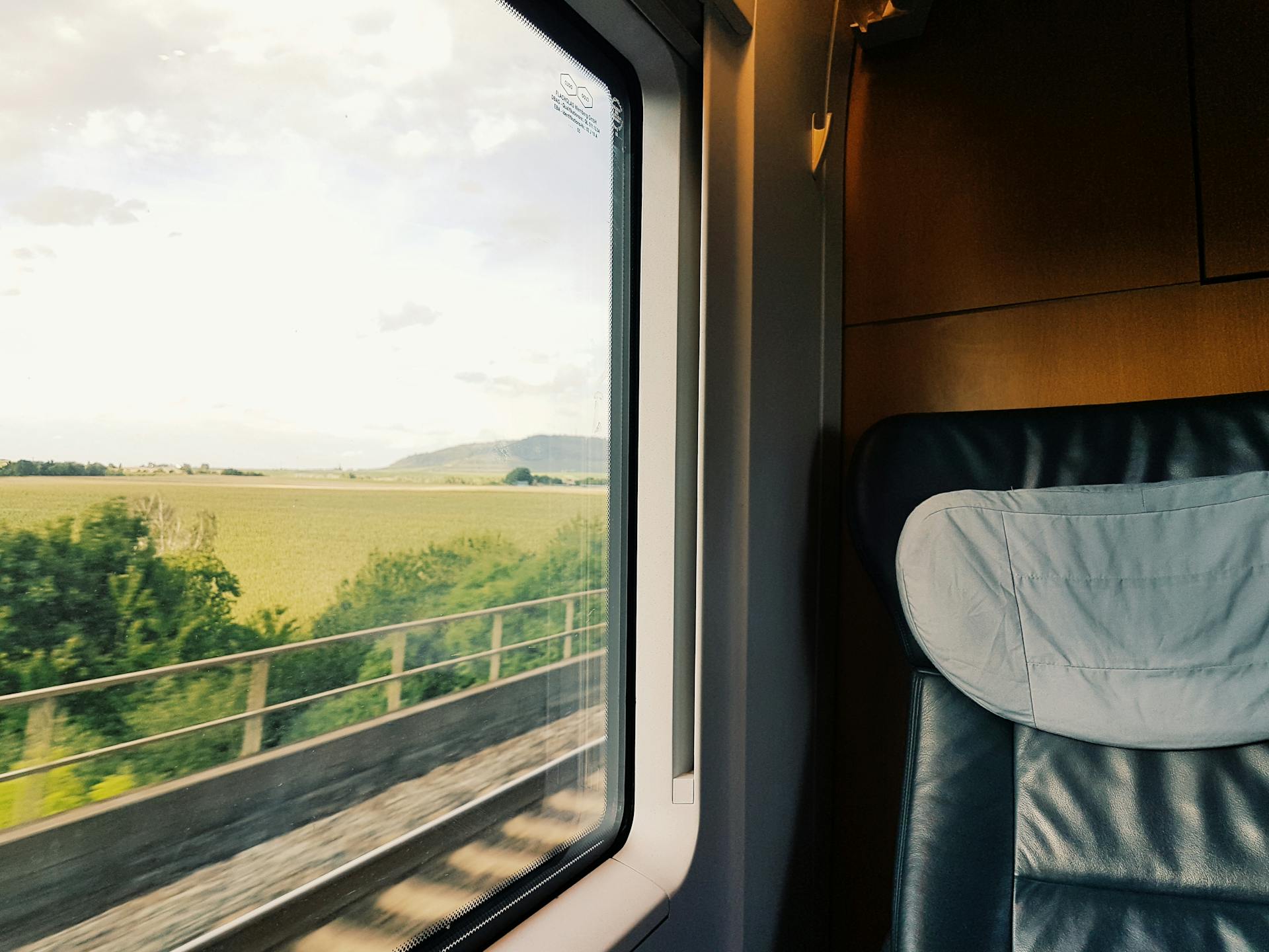 Paisaje visto a través de la ventana de un tren.