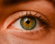 Plano cerrado del ojo de una persona.