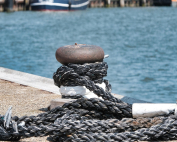 Cuerdas amarradas en un puerto.