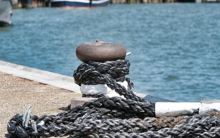 Cuerdas amarradas en un puerto.