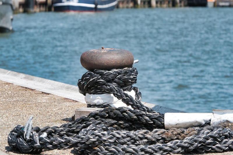Cuerdas amarradas en un puerto.