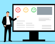 Hombre con un ordenador y tres opciones para puntuar un servicio.