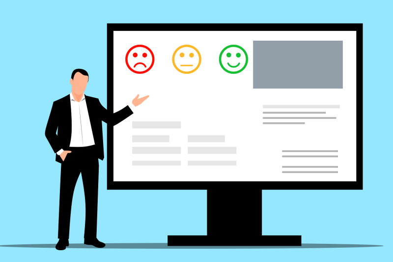 Hombre con un ordenador y tres opciones para puntuar un servicio.
